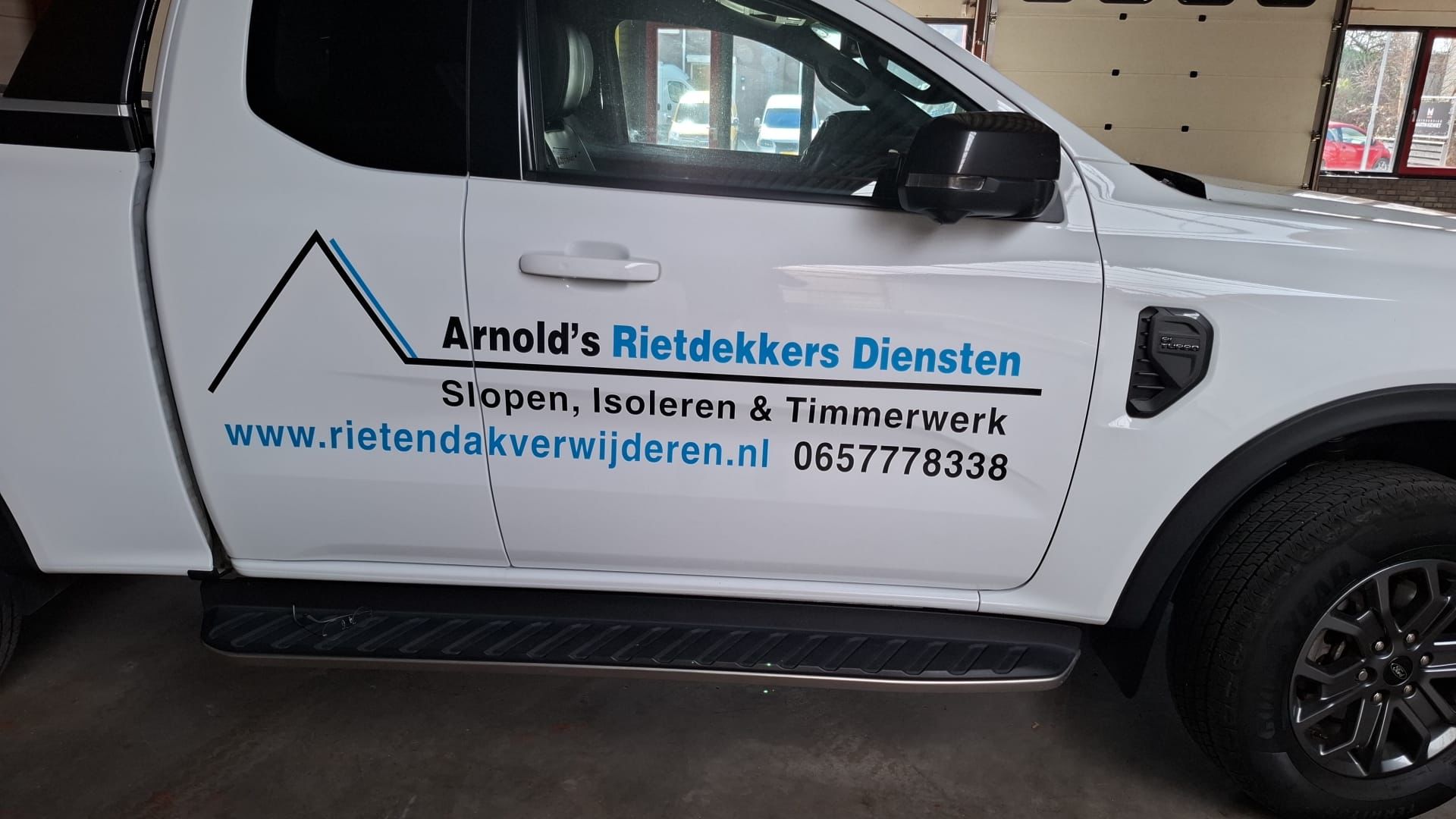 Arnold's Rietdekkers Diensten pickup truck
